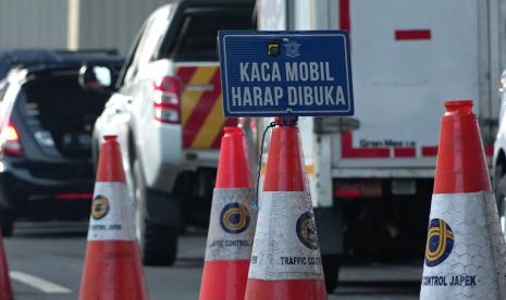 Penyekatan kendaraan di Tol Jakarta- Cikampek, Jumat (22/5).