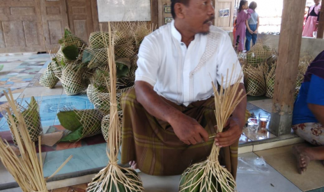 Penyelenggara penyembelihan kurban di Dusun Kalipucang, Kasihan, Bantul menggunakan daun jati dan anyaman bambu sebagai pembungkus potongan daging kurban. Hal ini dilakukan untuk menekan sampah plastik yang dinilai tidak ramah lingkungan.   