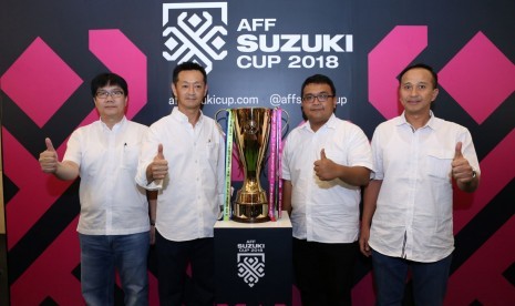 Penyelenggaraan AFF Suzuki Cup 2018 diawali dengan tur piala AFF Suzuki Cup di Kamboja pada 14 September 2018. Hari ini, tur piala AFF Suzuki Cup tiba di Jakarta. (kiri ke kanan)  Setiawan Surya, 4W Deputy Managing Director PT SIS,  Seiji Itayama, President Director PT SIS,  Banggas Frederick Pardede, Marketing 2W Section Head PT SIS, dan  Gunardi Prakosa, Sales and Marketing Marine Department Head PT SIS berpose bersama Piala AFF di booth AFF Suzuki Cup di Jakarta.