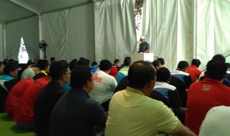 Penyelenggaraan Shalat Jumat di tenda berukuran besar di kompleks Istora Senayan, Jakarta, Jumat (6/7).