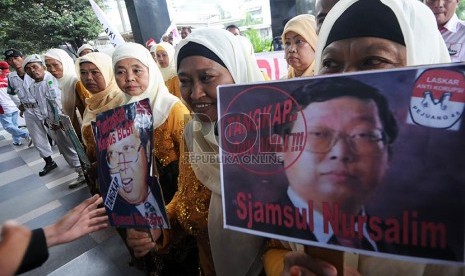 Foto Sjamsul Nursalim di antara para demonstran yang meminta pengusutan kasus dugaan korupsi BLBI. KPK pada 1 April 2021 mengumumkan penghentikan penyidikan perkara (SP3) BLBI dengan tersangka Sjamsul Nursalim dan Itjih Nursalim. (ilustrasi)