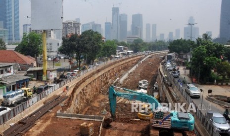 Pekerja menyelesaikan proyek underpass Mampang-Kuningan, Jakarta Selatan, Kamis (19/10).