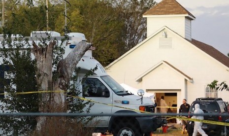 Penyelidik bekerja di lokasi penembakan gereja First Baptist Church di Sutherland Springs, Texas, Ahad (5/11). 