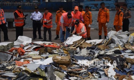 Penyelidik dari Komite Nasional Keselamatan Transportasi (KNKT) Indonesia dan Dewan Keselamatan Transportasi Nasional (NTSB) Amerika Serikat memeriksa puing-puing pesawat Lion Air bernomor registrasi PK-LQP dengan nomor penerbangan JT 610 di Pelabuhan Tanjung Priok, Jakarta, Kamis (1/11/2018).