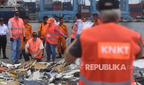 Penyelidik dari Komite Nasional Keselamatan Transportasi (KNKT) Indonesia dan Dewan Keselamatan Transportasi Nasional (NTSB) Amerika Serikat memeriksa puing-puing pesawat Lion Air bernomor registrasi PK-LQP dengan nomor penerbangan JT 610 di Pelabuhan Tanjung Priok, Jakarta, Kamis (1/11/2018).