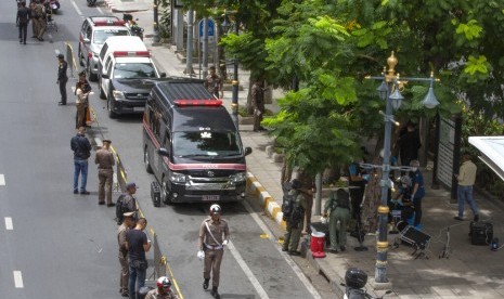 Penyelidik mengamankan area dimana ledakan melukai orang di Bangkok, Thailand, Jumat (2/8).