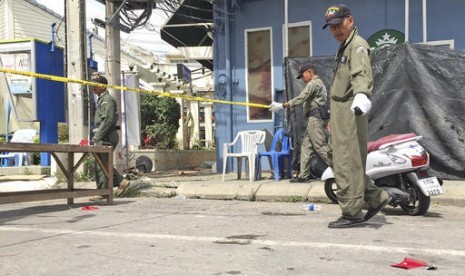 Penyelidik menyelidiki lokasi terjadinya ledakan di resor Hua Hin, 240 kilometer selatan Bangkok, Thailand, Jumat, 12 Agustus 2016. 