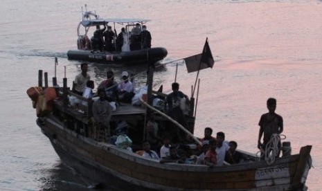  Penyelundup manusia memanfaatkan nasib pengungsi murni Rohingya yang memilukan. 