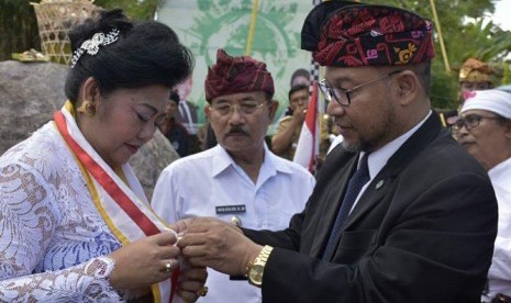  Penyematan pin The World Peace Commite oleh Presiden Dunia HE Mr Djuyoto Suntani kepada Bupati I Gusti Ayu Mas Sumatri.