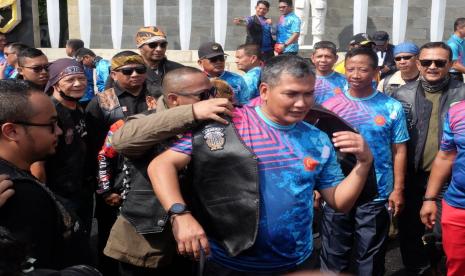 Penyematan vest color HCB Kepada Mayjen Kunto langsung diberikan oleh Ketua Umum HCB Dadan Drajat Martamihardja.