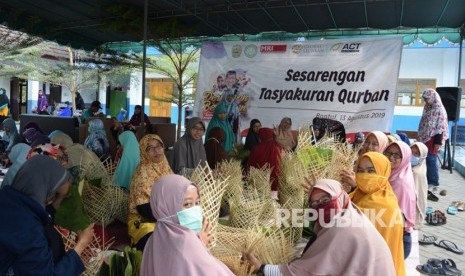 Penyembelihan dan tasyakuran kurban yang dilaksanakan ACT DIY di  SMPIT Ar Raihan, Desa Sidomulyo, Kecamatan Bambanglipuro, Kabupaten Bantul,  Selasa (13/8).