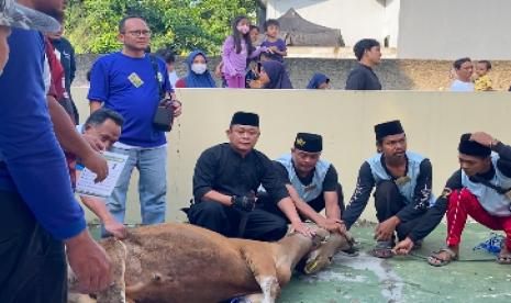 Penyembelihan hewan kurban di Masjid Nururrahman, Kompleks Pelita Air, Rangkapanjaya Baru, Pancoran Mas, Depok, Kamis (29/6/2023).