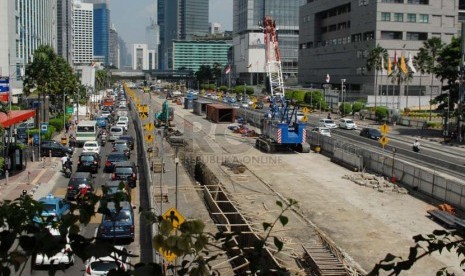 Penyempitan jalan akibat akibat pengerjaan proyek Mass Rapid transit (MRT) di Jalan M.H Thamrin, Jakarta Pusat, Selasa (1/7). (Republika/Rakhmawaty La'lang).