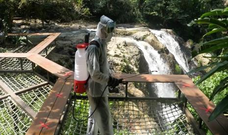 Penyemprotan disinfektan di kawasan wisata.