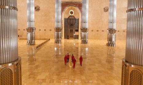 Penyemprotan disinfektan di Masjid Istiqlal, Jakarta