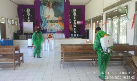 Penyemprotan disinfektan di gereja