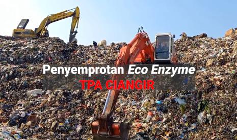 Penyemprotan eco enzyme di TPA Ciangir, Tasikmalaya