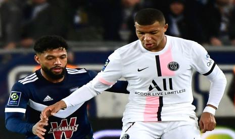 Penyerag PSG Kylian Mbappe (kanan) dalam pertandingan melawan Bordeaux.