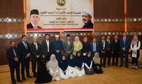 Penyerahaan penghargaan di ruang utama Gedung Grand Syekh al-Azhar, Kairo, pada Kamis, (17/10).