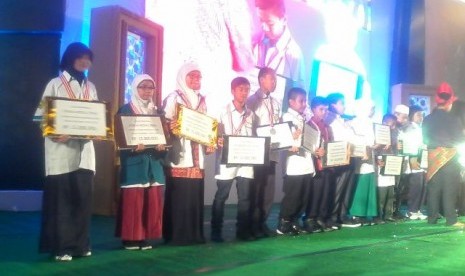 Penyerahaan penghargaan kepada para pemenang Kompetisi Sains Madrasah (KSM) Nasional 2014