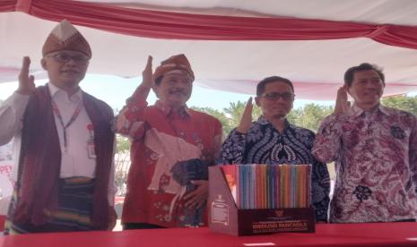 Kepala BPIP Prof Yudian Wahyudi (kedua dari kanan) bersama dengan Ketua Pertinasia Prof Mulyanto Nugroho (kiri), Kepala Badan Standar Kurikulum dan Asesmen Pendidikan Kemendikbudristek Anindito Aditomo, (kedua dari kanan), dan Deputi Kebijakan Pembangunan RIset dan Inovasi BRIN Mego Pinandito berpose di depan 15 buku bahan ajar Pendidikan Pancasila  saat acara penandatanganan nota kesepahaman Pencanangan Pendidikan Pancasila di Kurikulum Pendidikan Nasional di Kabupaten Ende, Rabu (1/6/2022). 