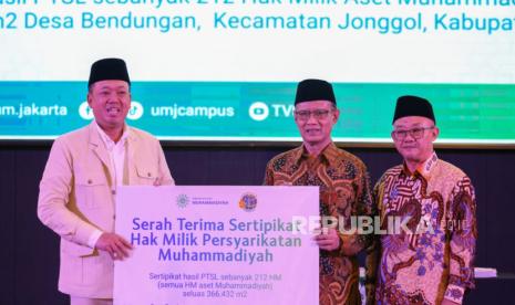 Penyerahan 212 sertifikat hak milik dari Kementerian Agraria dan Tata Ruang (ATR) BPN kepada PP Muhammadiyah di acara pembukaan Pengkajian Ramadhan 1446 H di Jakarta, Kamis (6/3/2025).