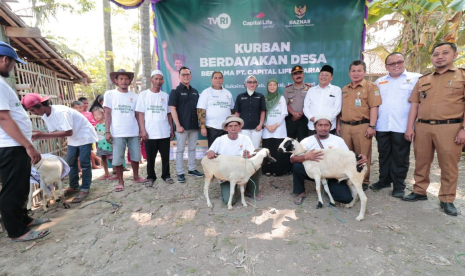 Penyerahan 79 ekor domba oleh PT Capital Life Syariah kepada Baznas di pemotongan hewan ‘Kurban Berdayakan Desa’ Desa Sukaindah, Kabupaten Bekasi, Jawa Barat, Senin (12/8). 