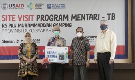 Penyerahan alat tes cepat molekuler (TCM) tuberkulosis (TB) ke RS PKU Muhammadiyah Gamping oleh USAID.