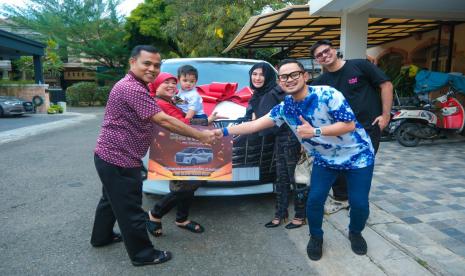 Penyerahan Alphard di Store MS GLOW Mama Fuji oleh Shandy Purnamasari dan Gilang Widhia Pramana selaku Founder MS GLOW.