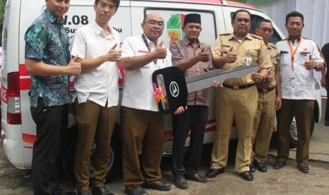 Penyerahan ambulan dari Daihatsu.