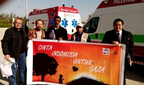 Penyerahan ambulans dari rakyat Indonesia melalui KNRP pada Kementerian Kesehatan Palestina