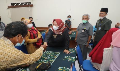 Penyerahan bansos uang tunai kepada penyandang disabilitas di Sleman, DIY.