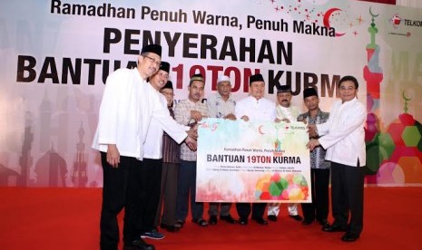 Penyerahan bantuan 19 ton kurma dari Tellkomsel untuk takjil ramadhan