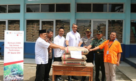 Penyerahan bantuan 2000 kantung semen pada korban bencana gempa Tasikmalaya, Jumat (12/1). Bantuan diberikan dari dana Corporate Social Responsibility Bank DKI lewat Rumah Zakat. 