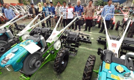 Penyerahan bantuan alat pertanian dari Kementan.