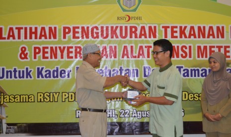 Penyerahan bantuan alat tensimeter dari RSI PDHI Yogyakarta.