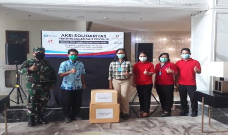 Penyerahan bantuan APD kepada RS-RS di DIY. Secara simbolis dilakukan Ketua Yayasan Sekar Arum Sejati, GKR Mangkubumi didampingi GM Swiss-Belboutique Yogyakarta, Erny Kusmastuti, Senin (11/5).