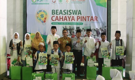 Penyerahan bantuan Beasiswa Cahaya Pintar. 