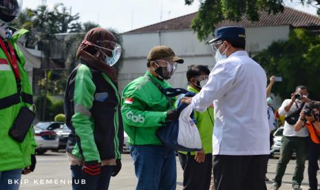 Penyerahan bantuan berupa paket sembako untuk pengemudi transportasi online di Bogor.