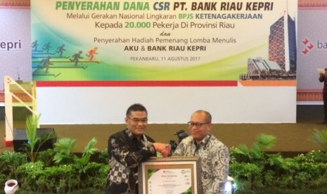 Penyerahan bantuan CSR Bank Riau Kepri untuk iuran BPJS Ketenagakerjaan bagi pekerja rentan