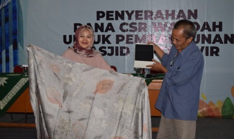 Penyerahan bantuan CSR dari Wardah Kosmetik untuk Lazizmu.