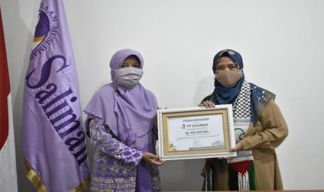 Penyerahan bantuan dana secara simbolis dari Ketua Umum PP Salimah kepada Ketua Adara Relief Internasional untuk rakyat Palestina