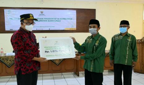 Penyerahan bantuan dari BAZNAS Kabupaten Banyumas dilakukan secara simbolis oleh Wakil Ketua Bidang Pendistribusian dan Pendayagunaan H. Muhamad Ridwan S.Pd.I kepada Bupati Banyumas Ir. Achmad Husen, yang selanjutnya diserahkan kepada mustahik, Selasa (30/8/22). 