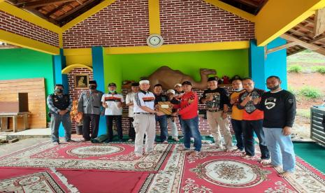 Penyerahan bantuan dari Motor Besar Club (MBC) Bandung ke Yayasan iHaqi untuk Palestina di Cimenyan, Kabupaten Bandung, Sabtu (29/5). 