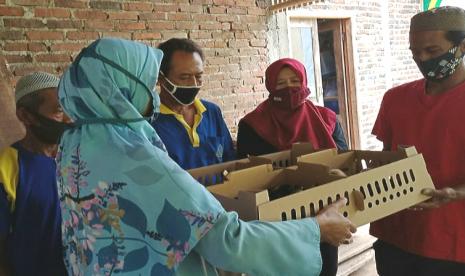 Penyerahan bantuan Day Old Chicken Kampung Unggul Balitbangtan (DOC KUB) atau ayam kampung unggul inovasi balitbang Pertanian Kementan, kepada kelompok tani Syukur Lestari, Dusun Mendut, Desa Ngrapah, Kecamatan Banyubiru, Kabupaten Semarang oleh Karantina Pertanian Semarang bersama Badan Pengkajian Teknologi Pertanian (BPTP) Jawa Tengah, Rabu (16/12).