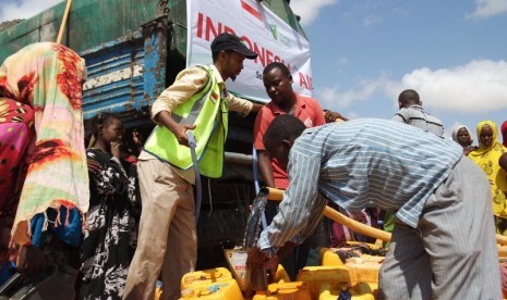 Penyerahan bantuan Dompet Dhuafa di Somalia.