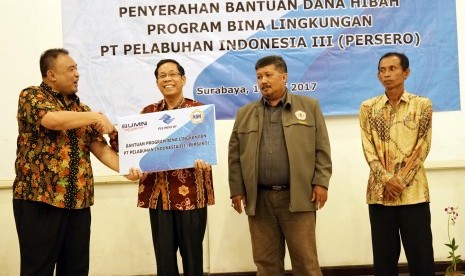 Penyerahan bantuan hibah bina lingkungan dari PT Pelindo III.