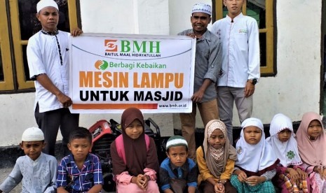 Penyerahan bantuan jenset untuk penerangan Masjid Babuttaubah di Pulau Seram, Maluku Tengah.