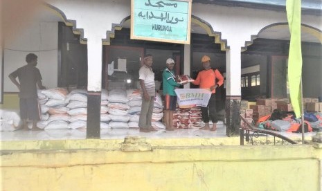 Penyerahan bantuan ke warga Desa Kurunga di Masjid Nurul Hidayah.