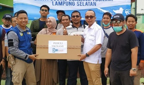 Penyerahan bantuan kemanusiaan BRI Syariah kepada korban tsunami Selat Sunda.